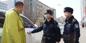 宾县公安局开展“拉车门”行动 守护群众财产安全