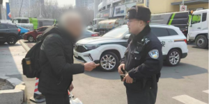 先锋派出所巡逻中暖心相助残疾老人办事